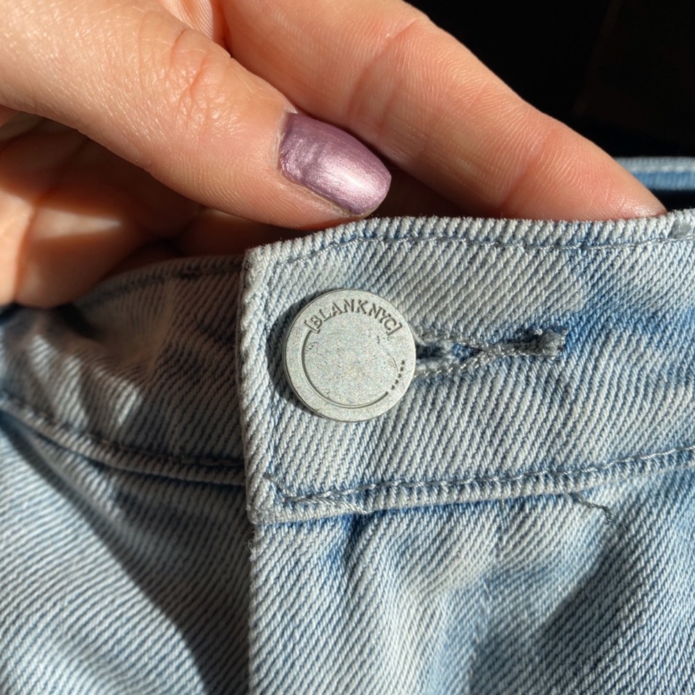 ๐ BLANK NYC THE ESSEX CLASSIC CUT-OFF LIGHT DENIM DISTRESSED JEAN SHORT! - Picture 8 of 15